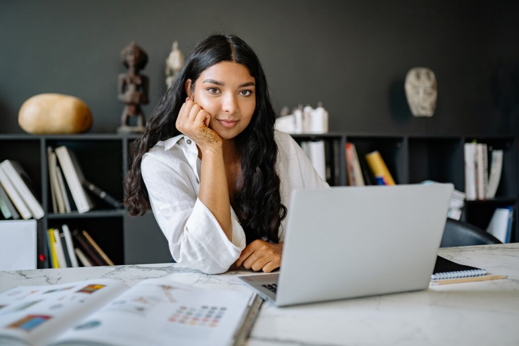 Flowlu - Gestão de Projetos vs. Gestão de Trabalho: Qual é a Diferença?