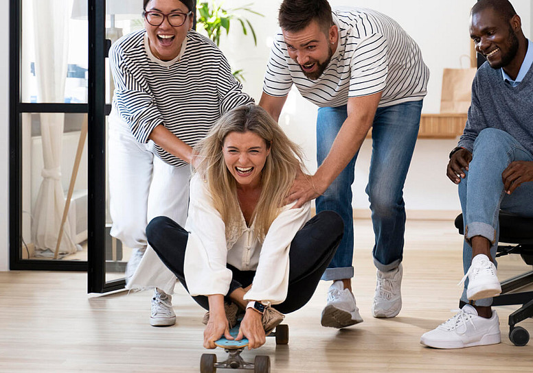 Los miembros del equipo se están dando las manos